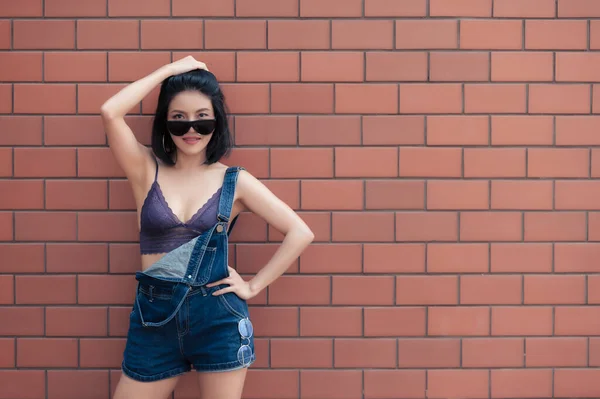 Retrato Chica Hipster Fondo Pared Ladrillo Hermosa Pose Mujer Asiática — Foto de Stock