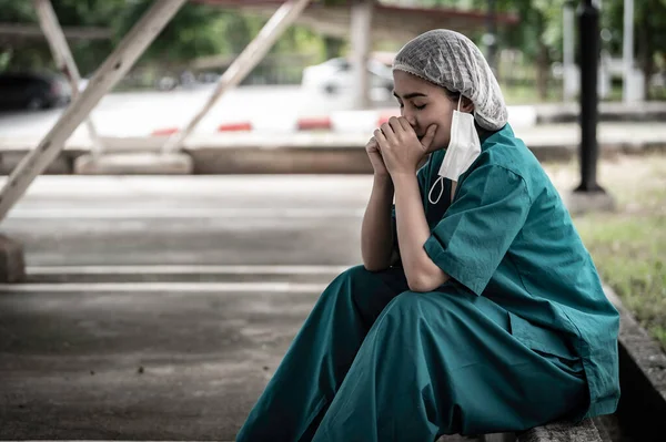 Moe Depressieve Vrouwelijke Aziatische Scrub Verpleegster Draagt Gezichtsmasker Blauw Uniform — Stockfoto