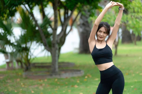 Asiático Delgado Mujer Ejercicio Solo Parque Cansado Entrenamiento — Foto de Stock