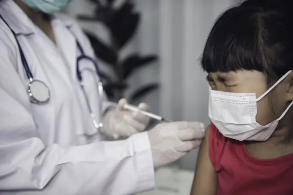 Asiatischer Arzt Injiziert Impfstoff Zum Schutz Des Virus Covid Ein — Stockfoto