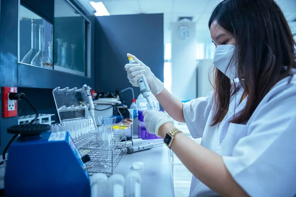 화학자들은 물질을 혼합하여 실험실에서 레트로바이러스 약물을 잠재적 백신을 개발하여 Covid — 스톡 사진
