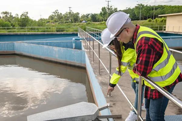 Environmental Engineers Working Wastewater Treatment Plant Technicians Discussing Work Together — Stock Photo, Image
