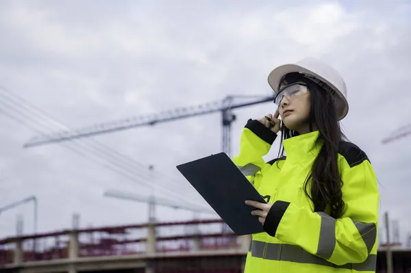 Asiatischer Ingenieur Auf Der Baustelle Eines Großen Bauprojekts — Stockfoto