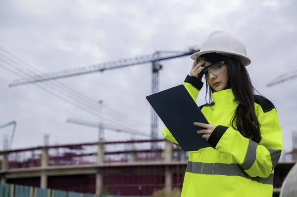 Asiatischer Ingenieur Auf Der Baustelle Eines Großen Bauprojekts — Stockfoto