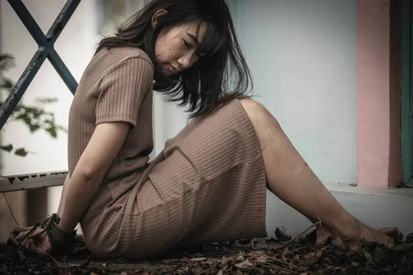 Sandera Wanita Asia Diikat Dengan Tali Tempat Kejadian Malam — Stok Foto