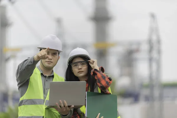 Dwóch Inżynierów Pracujących Razem Elektrowni Pomagających Sobie Nawzajem Analizie Problemów — Zdjęcie stockowe