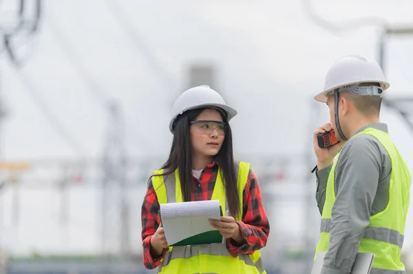 Zwei Ingenieure Arbeiten Kraftwerk Zusammen Und Helfen Sich Gegenseitig Bei — Stockfoto