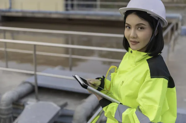 Umweltingenieur Arbeitet Der Kläranlage Wasserrecyclinganlage Zur Wiederverwendung — Stockfoto