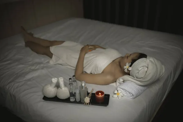 亚洲美女睡温泉 放松按摩 — 图库照片