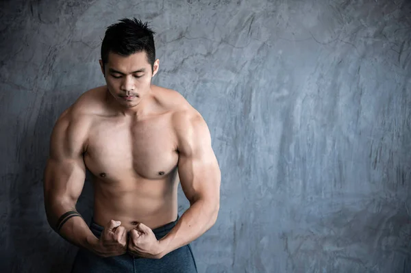 Портрет Азиатского Мужчины Большими Мышцами Тренажерном Зале Тренировка Хорошего Здоровья — стоковое фото