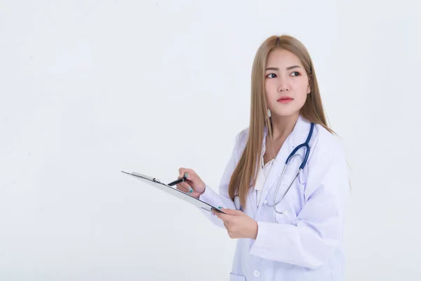 Retrato Joven Doctora Con Estetoscopio Sobre Fondo Blanco — Foto de Stock
