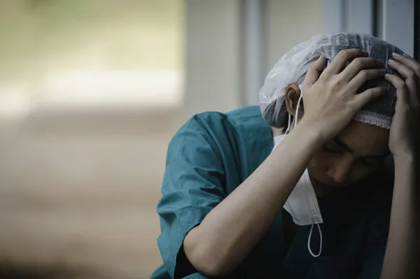 Κουρασμένη Καταθλιπτική Γυναίκα Ασιάτισσα Νοσοκόμα Χειρουργείου Φοράει Μάσκα Προσώπου Μπλε — Φωτογραφία Αρχείου