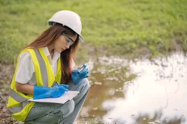 Umweltingenieur Überprüft Die Wasserqualität Überprüft Den Mineralgehalt Wasser Und Boden — Stockfoto