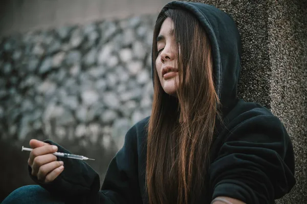 Açık Havada Oturan Uyuşturucu Bağımlısı Asyalı Kadının Portresi — Stok fotoğraf