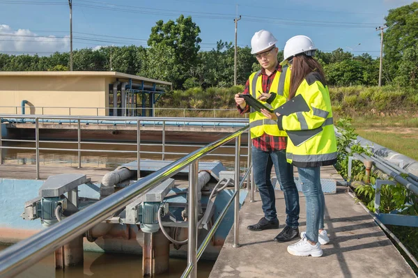 Environmental Engineers Working Wastewater Treatment Plant Technicians Discussing Work Together — Stock Photo, Image