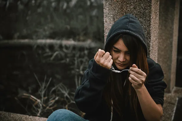 Retrato Drogas Viciado Asiático Mulher Sentado Livre — Fotografia de Stock