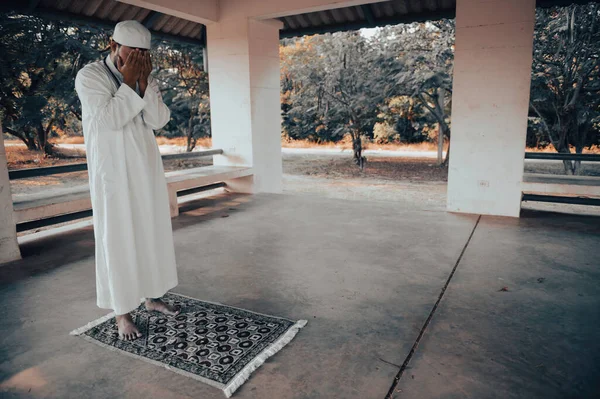 アジアのイスラム教徒の男性祈り ラマダーン祭のコンセプト — ストック写真