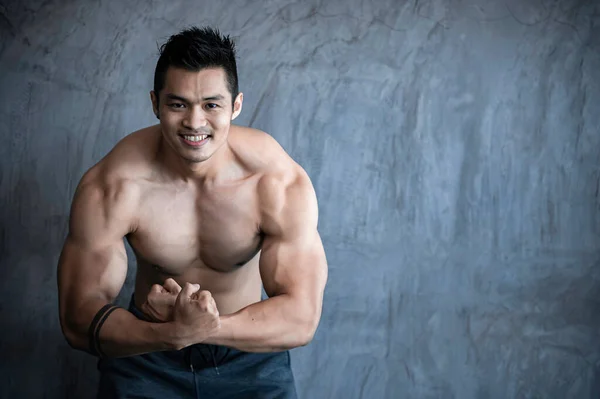 Portret Azjaty Dużymi Mięśniami Siłowni Trening Dla Dobrego Zdrowia — Zdjęcie stockowe