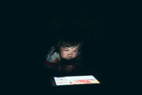 Asiático Menina Jogar Smartphone Cama Noite — Fotografia de Stock