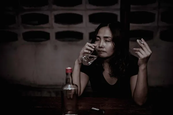 亚洲女人晚上一个人在家喝伏特加 — 图库照片