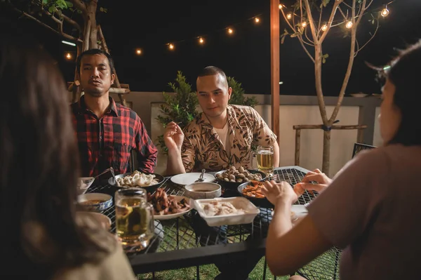 Grupo Pessoas Asiáticas Jantando Festa Jardim Casa Férias Verão Noite — Fotografia de Stock