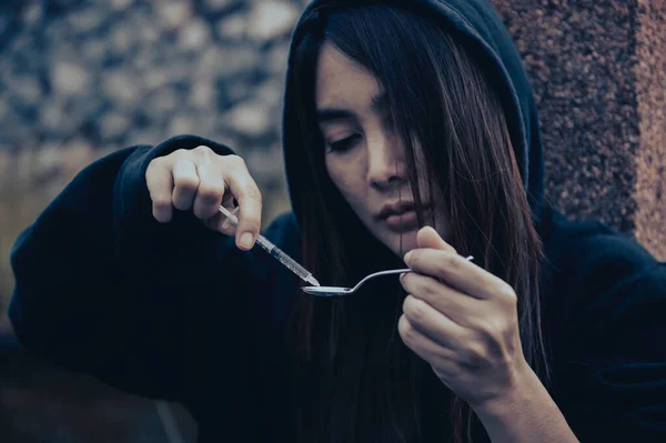 Retrato Drogas Viciado Asiático Mulher Sentado Livre — Fotografia de Stock
