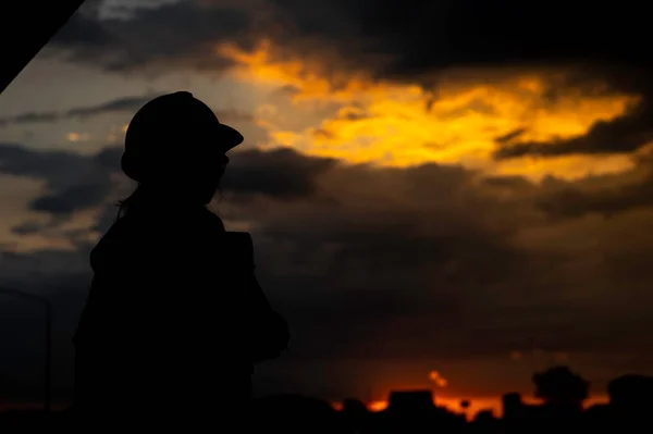 Silhouette Einer Jungen Asiatischen Ingenieurin Bei Sonnenuntergang — Stockfoto