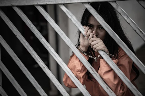 Retrato Mujer Desesperada Por Atrapar Prisión Hierro Concepto Prisionero —  Fotos de Stock