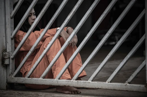 女囚渴望抓铁牢狱的画像 囚犯的概念 — 图库照片
