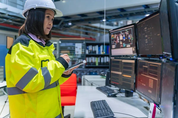 Engenheiro Informática Computadores Alto Desempenho Com Monte Monitor Grande Fábrica — Fotografia de Stock