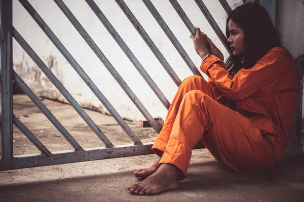 Portrét Ženy Která Zoufale Snaží Chytit Železné Vězení Vězeňský Koncept — Stock fotografie