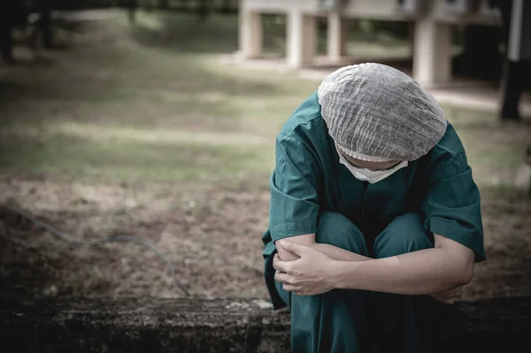 Cansado Deprimido Hembra Asiático Exfoliante Enfermera Usa Mascarilla Azul Uniforme — Foto de Stock