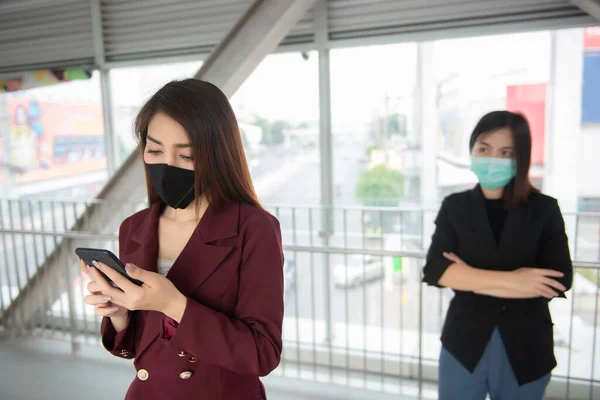 Mulheres Asiáticas Usam Máscara Facial Para Proteger Vírus Covid Distanciamento — Fotografia de Stock