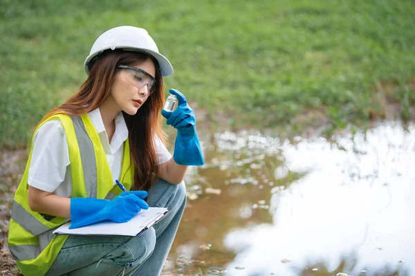 Umweltingenieur Überprüft Die Wasserqualität Überprüft Den Mineralgehalt Wasser Und Boden — Stockfoto