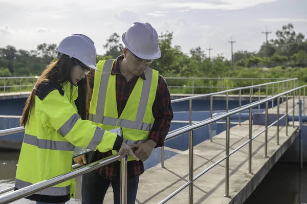 Environmental Engineers Working Wastewater Treatment Plant Technicians Discussing Work Together — Stock Photo, Image