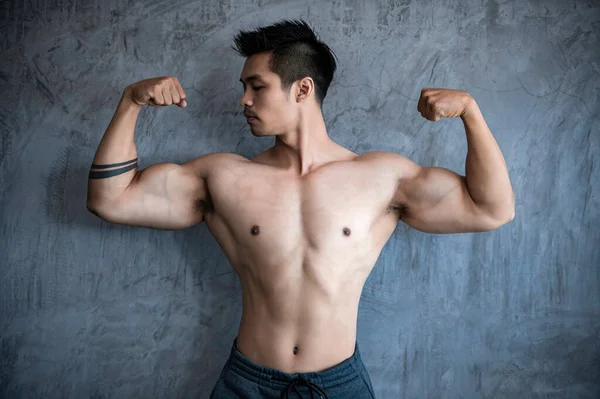 Retrato Homem Asiático Com Grandes Músculos Ginásio Treino Para Uma — Fotografia de Stock