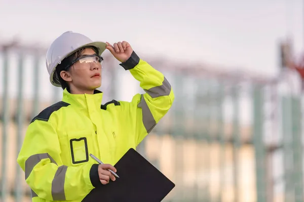 Asiatischer Ingenieur Auf Der Baustelle Eines Großen Bauprojekts — Stockfoto