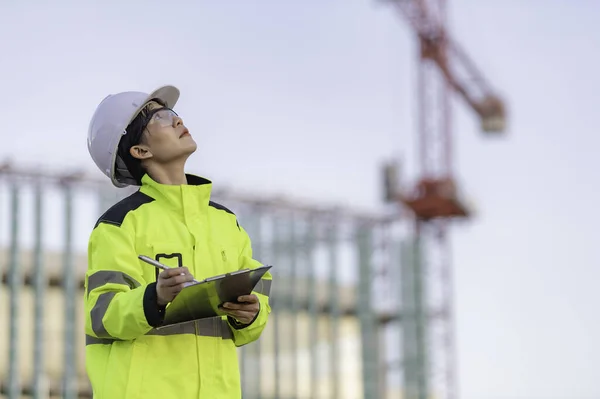 Asiatischer Ingenieur Auf Der Baustelle Eines Großen Bauprojekts — Stockfoto