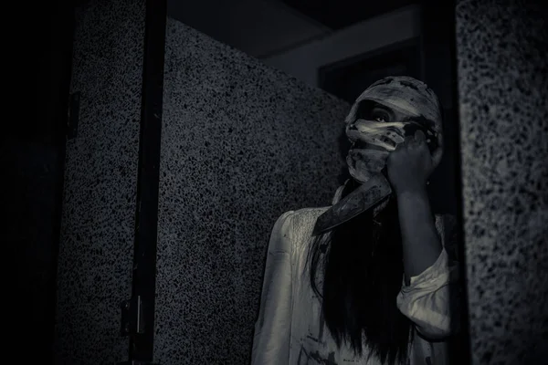 Retrato Mulher Asiática Com Fantasma Compõem Cena Horror Conceito Halloween — Fotografia de Stock