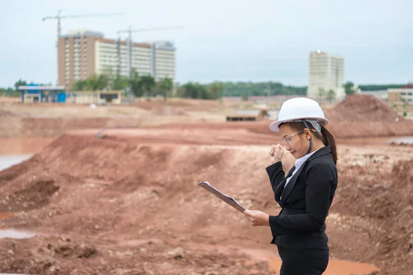 Ingenieurin Arbeitet Baustelle Der Bau Befindlichen Brücke — Stockfoto