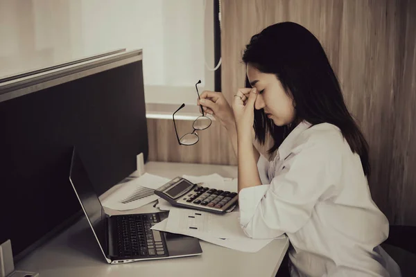 Mujer Asiática Que Trabaja Oficina Joven Mujer Negocios Estresada Por —  Fotos de Stock
