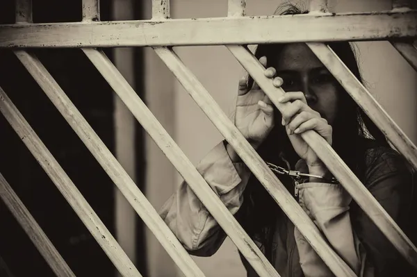 Portré Egy Nőről Aki Kétségbeesetten Akarja Kapni Vasbörtönt Fogoly Koncepció — Stock Fotó