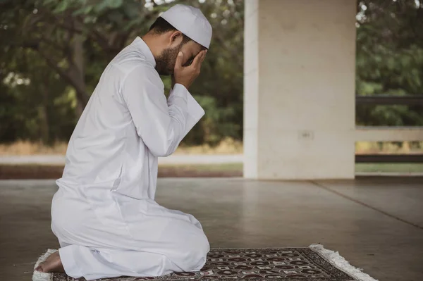 Чоловік Азіатського Ісламу Молитва Концепція Фестивалю Рамадан — стокове фото