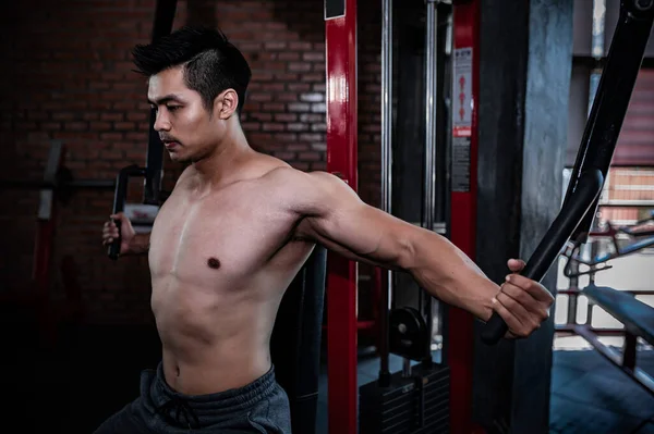 ジムで大きな筋肉を持つアジア人の男の肖像 健康のためのワークアウト — ストック写真