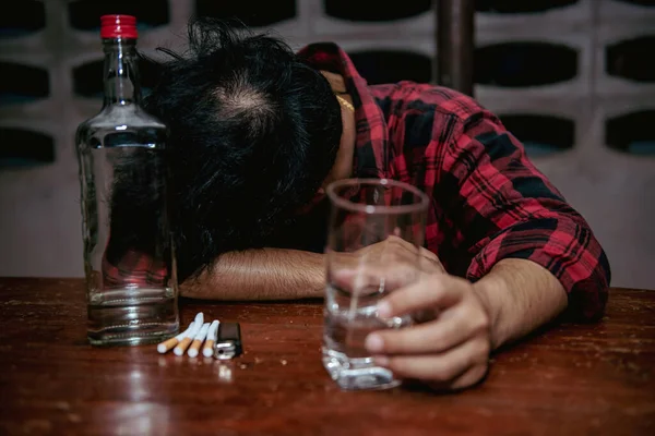 Asiático Homem Beber Vodka Sozinho Casa Noite Tailândia Pessoas Stress — Fotografia de Stock