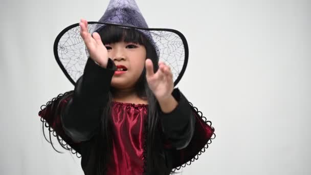 Porträt Eines Kleinen Asiatischen Mädchens Hexenkostüm Konzept Des Halloween Festivals — Stockvideo