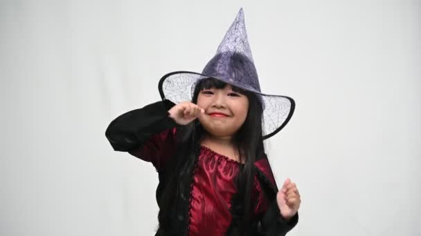 亚洲小女孩穿着巫婆服装的肖像 万圣节的概念 — 图库视频影像