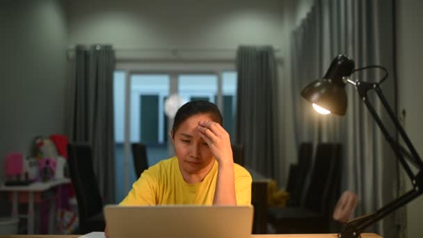 집에서 노트북 컴퓨터를 사용하는 아시아 — 비디오