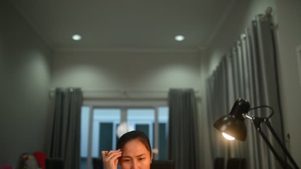 Wanita Asia Yang Mengerjakan Komputer Laptop Dari Rumah — Stok Video