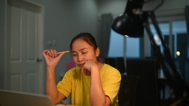 在家里笔记本电脑上工作的亚洲妇女 — 图库视频影像